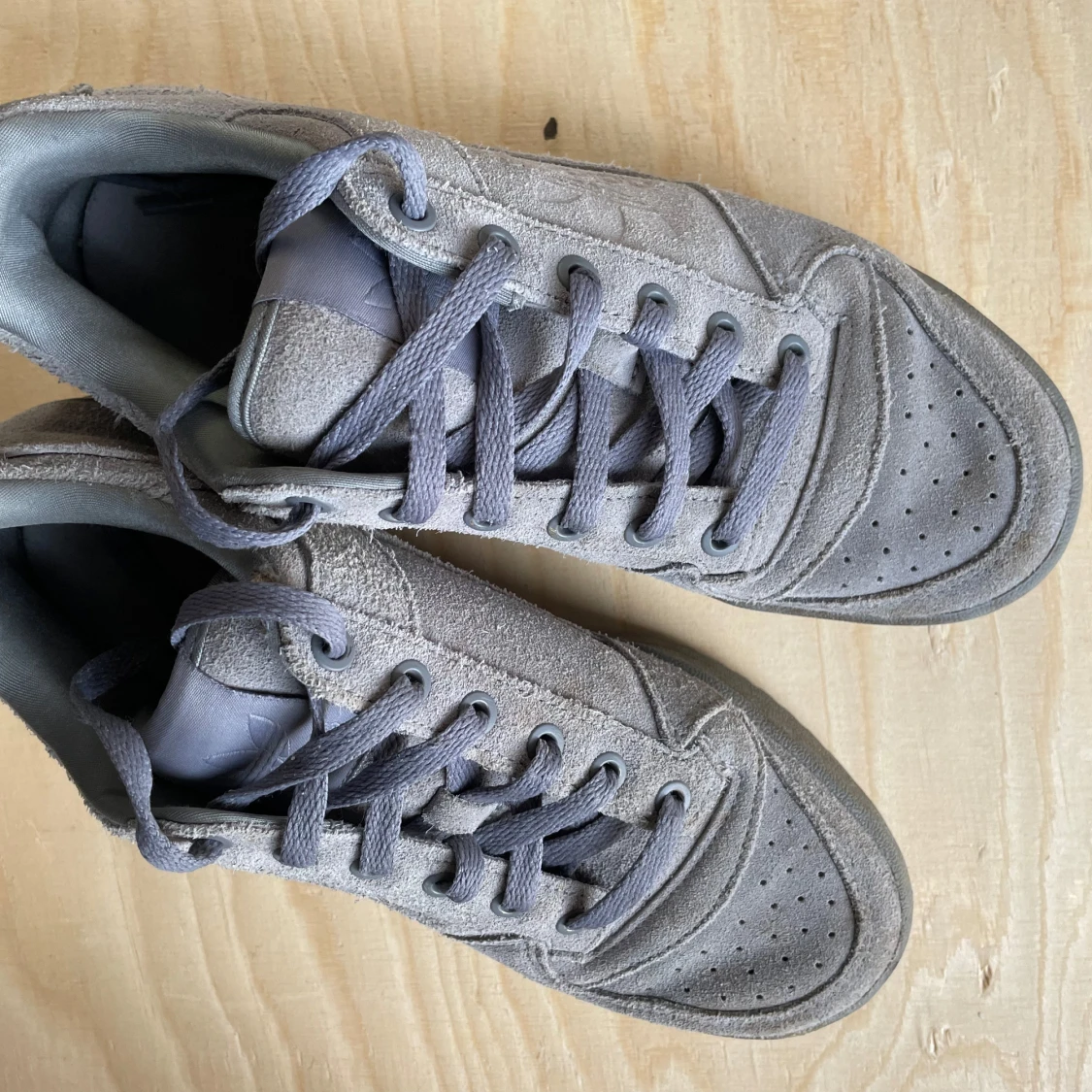 Grå sneakers från Adidas - 90