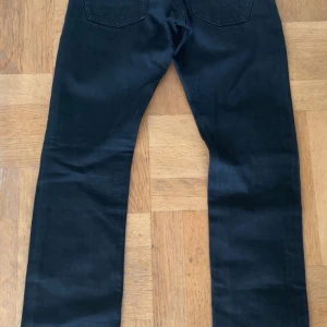  Replay - Säljer ett par snygga svarta jeans från Replay i storlek 30. 