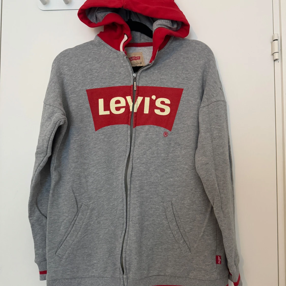 Grå hoodie från Levi's strl: 16 år - 90