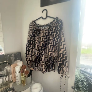 Skitsnygg blus! - Off shoulder blus med knytning i ärmarna. 