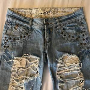 skit snygga jeans som tyvärr inte passar mig! köpta på vinted, storlek 27. midjemått: 39 höftmått: 47 innebenslängd: 83