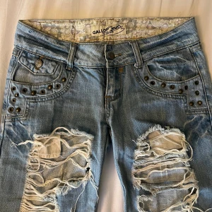 Jeans - skit snygga jeans som tyvärr inte passar mig! köpta på vinted, storlek 27. midjemått: 39 höftmått: 47 innebenslängd: 83
