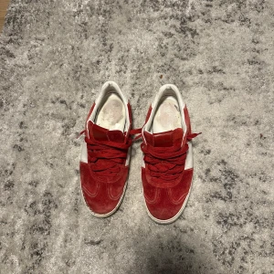 Valentino flycrews - Säljer nu mina valentino flycrews, tre nitar har lossnat på ena skon och sulan börja även lossna lite på en utav skorna, väldigt lätt fixat. Därav är också priset lägre