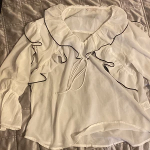 Vit blus - Jätte bra skick  Använd fåtal gånger  Lite genomskinlig 