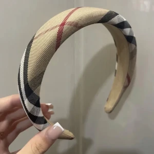 Diadem - Snyggt diadem. Perfekt accessoar för att piffa upp vilken outfit som helst. Passar både till vardag och fest. Bekvämt att bära hela dagen.