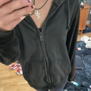 Svart hoodie med dragkedja - Säljer en svart hoodie i bra skick eftersom den inte används längre. Storleken är s men skulle säga att den är ganska oversize. 💕