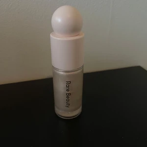 Rare Beauty enlighten  - Bara använd några gånger💕 I ljusaste färgen Enlighten💕