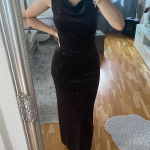 Klänning / aftonklänning  - Superfin klänning som funkar i olika event ex nyår,fest bal mm från Savannah. Aldrig använt endast testat. Har fina rengdroppsmönster. Kan skicka fler bilder.