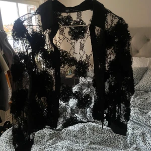 Blus från Zara - Nästintill oanvänd blus från Zara i jättebra skick