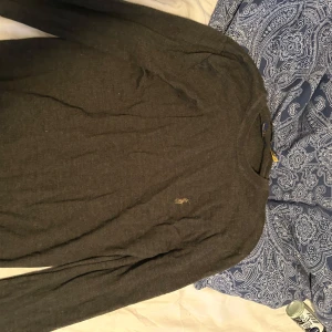 Polo Ralph Lauren tröja merino - Säljer en Raffe tröja. Bra skick och är i storlek S Kvitto finns ifall ni vill ha de också. Nypris 2200kr