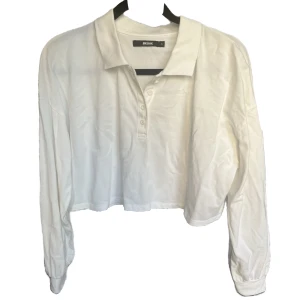 Vit crop top med krage - Vit långärmad crop top med krage från BikBok🩷 storlek S, endast använd ett fåtal gånger! 100% bomull💕