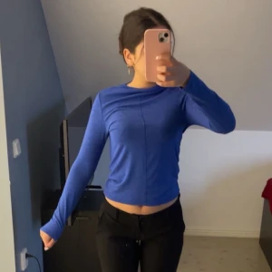 Långärmad tröja  - Säljer denna fina blå långärmade tröjan. Sparsamt använd så väldigt bra skick. Skriv för frågor eller fler bilder!🫶🏽🫶🏽