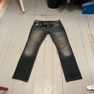 Lågmidjade jeans från Diesel! - Säljer ett par snygga lågmidjade jeans från Diesel i bra skick. De har coola slitningar/blekningar, men är annars mörkblå❣️                                           Midjemått= 40 cm                                           Innerbenslängd= 79 cm