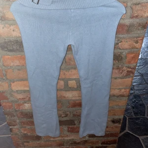 Ljusblå stickade byxor - Säljer ett par ljusblå stickade byxor i storlek M. De är supermysiga och perfekta för kalla dagar. Byxorna har en normal passform och är gjorda av ett mjukt material som känns skönt mot huden. Perfekta för en avslappnad stil eller hemmamys! De är förkorta för mig som är 174 så tror de är normal längd. 