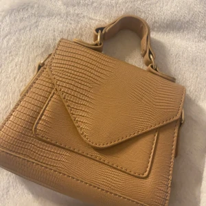 Fin väska - Helt oanvänd Ser ut som liten Birkin  Jätte fin och bra material 