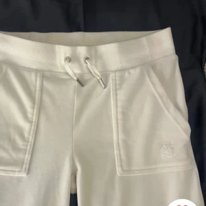 Vita Juicy Coture byxor - Köpte precis här från plick men var för stora så vill sälja vidare🤍Oanvända