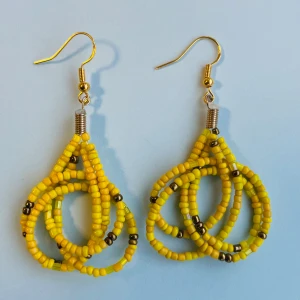 Gula pärlörhängen med gulddetaljer - Säljer ett par fina örhängen och nickelfria krokar. Perfekta för att liva upp vilken outfit som helst! 🟡✨