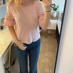 Rosa blus - Rosa blus från hm, storlek M, köpt secondhand, använt ungefär 1 gång, säljer för det inte används.