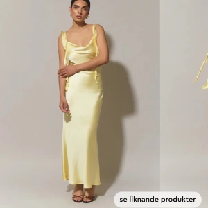 Satin klänning - Säljer världen finaste klänning från Gina tricot, slutsåld. Superfin färg och passform älskar😍 Oanvänd