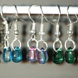 Örhängen  - 🌸Vackra dropp-örhängen tillgängliga i flera färger: smaragd grön, havsblå, ljuslila, vinröd, rosa-orange.mm. Kontakta gärna vid frågor och innan köp. Skriv för fler bilder på de olika örhängen🌸