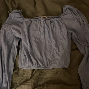 Blå tröja  - Blå tröja som är ganska kort slutar vid naveln jätte fin och är i bra skick. Lite puffiga armar 