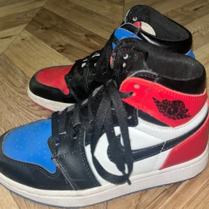 Air Jordan 1 Retro High OG "Top 3" sneakers - Storlek 35 (funkar även för 36).  Använda men i väldigt bra skick. 🤍 kan hämtas i Göteborg eller postas! ☺️