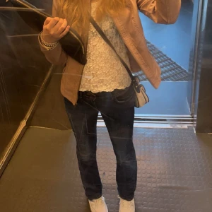 Lågmidjade jeans  - Super sköna och stretchiga blåa Jens från Wrangler. Köpta second hand men bra skick! 🤩jag är 174 för referens. 