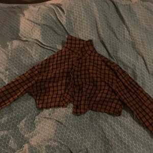 Rutig cropad långärmad tröja  - Bra skick väldigt kort 