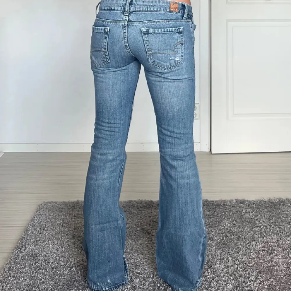 Jeansen är som nya! Storlek: Midjemått rakt över 37 cm, innebenslängd 79 cm . Jeans & Byxor.