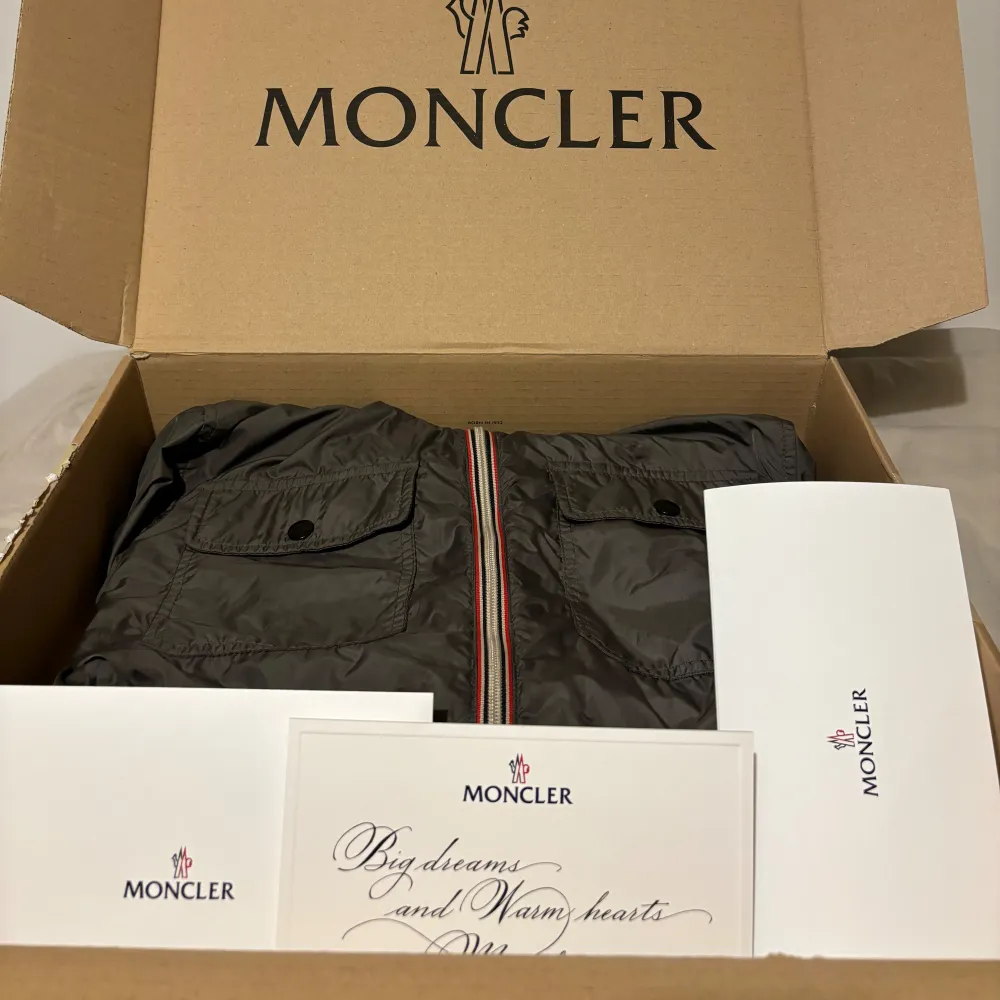 Säljer denna windbreaker från moncler i en grön färg. Jackan går att legit checka på monclers hemsida om du skulle tveka. Tyvärr har jackan ett litet litet hål i magen som dock inte syns när jackan bärs. Skriv vid funderingar. Jackor.