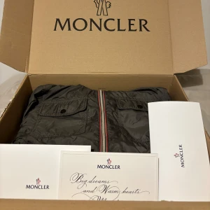 Moncler windbreaker - Säljer denna windbreaker från moncler i en grön färg. Jackan går att legit checka på monclers hemsida om du skulle tveka. Tyvärr har jackan ett litet litet hål i magen som dock inte syns när jackan bärs. Skriv vid funderingar
