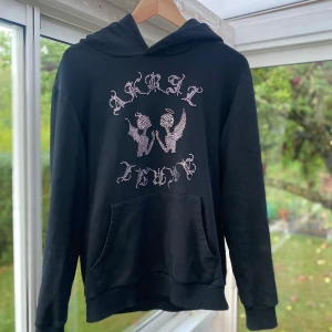 Svart rhinestone hoodie  - Säljer en svart rhinestone hoodie från Akryl Clothing i storlek S. Det finns ett litet håll på armbågen, men annars i bra skick. Ny pris: 699k kr Pris går att diskutera !!