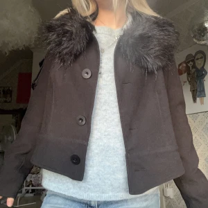 Höstjacka päls - Sååå fin jacka med pälskrage! Så himla snygg nu i höst!!🖤🖤