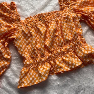 Orange blommig blus - Inga fläckar eller hål