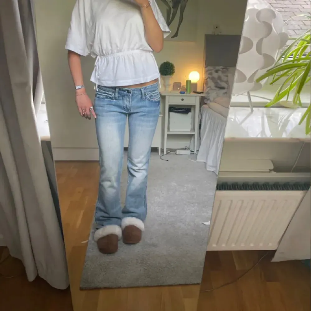 Lånade bilder! Köpt här på plick men säljer vidare eftersom de inte passade🩷 Det är bara att fråga om flera bilder eller om du har några frågor💞. Jeans & Byxor.