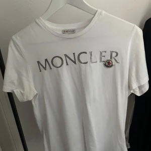 Moncler T-shirt - Moncler T-shirt som tyvärr har blivit för liten för mig. Köpt på farfetch. Vid snabb affär kan priset diskuteras.