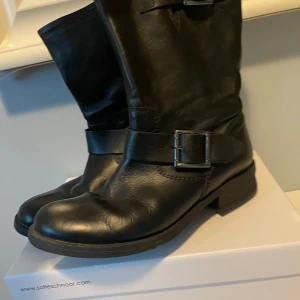 Stövlar  - Som ny då den knapp använd märket D forsia nypris 1199  kommer från djur o rökfritt hem 