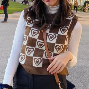  Stickad väst  - Jättesöt stickad väst från pull and bear i Storlek M men passar även S.  Älskade verkligen denna men tyvärr kommer den inte till användning längre 🫶🏻