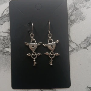 Öronhängen  - Hemmagjorda smycken som jag själv har gjort 