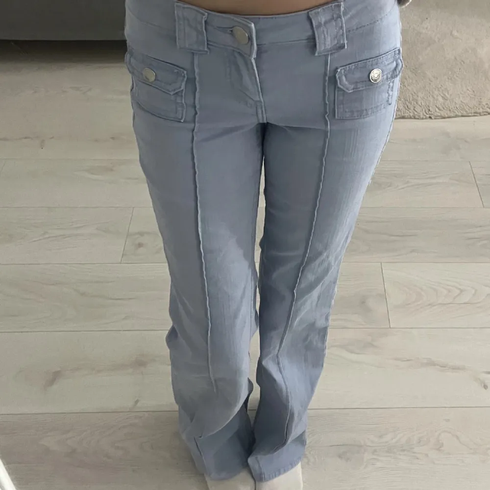 säljer pågrund av att de inte kommer till användning. super fina och passar mig som är 166cm (sista två bilderna lånade) 🩷 använd köp nu🩷. Jeans & Byxor.