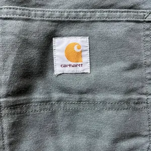 Jättesnygga Carhartt jeans stl.30-32 nästan helt oanvända. Färgen i verkligheten är mittemellan den på bilderna. Jag skickar gärna fler bilder. Kan skickas mot frakt alt hämtas i Sjöbo, Malmö eller Lund. Nypris 1400kr. Nu 990kr.