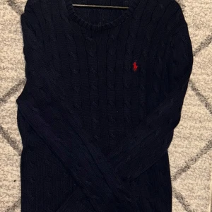 Ralph lauren - Säljer min stickade Ralph Lauren tröja då den inte kommer till användning. Skick 7/10. Pris kan diskuteras vid snabb affär. 