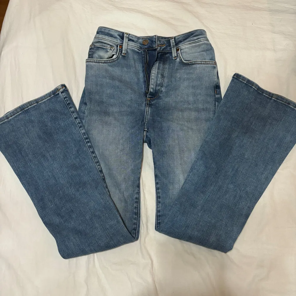 Snygga High waist jeans men jag använder dem aldrig  Inga fläckar, nästan som helt nya. Jeans & Byxor.