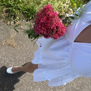 Vit kortklänning - Vit kortklänning, lite sminkfläck, går förmodligen bort i tvätten