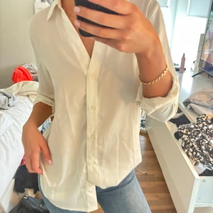 Satinskjorta från H&M🤍 - Jättefin satinskjorta/blus från H&M i storlek XS!💞