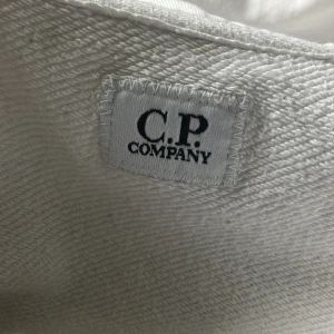 CP COMPANY ZIP HOODIE - Säljer min CP company då den har blivit för liten, STORLEK M.  Den är i bra skick då jag inte köpte den för så jätte länge sen, inga fläckar, inget sönder. Den är också äkta som ni ser på bilden.   Kan gå ner lite i pris vid snabb affär