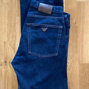 Armani Jeans Herr - Ett år schyssta jeans från Emperio Armani. Modellen finns inte längre att hitta i butik. Använd ett par gånger och skicket är som ny. Pris kan diskuteras, skriv vid funderingar .