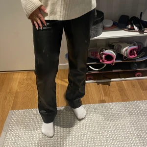Svarta skinnbyxor från nelly  - Svarta skinnbyxor i jätte bra sick ifrån Nelly storlek 34, köpta här på Plick men säljer vidare då dem inte kommer till användning💕