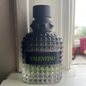 Valentino born in Roma green stravaganza - Förpackning medföljer, ingen skada på flaskan. 400 kr eller Eventuellt byte mot annan parfym