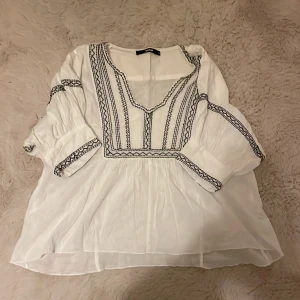 Blus - Jättefin blus som inte kommer till användning💗 är i stl M men skulle säga att den är mer som en S💕